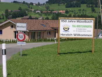 Freundliche Veranstaltungstafel am Ortseingang von Mselbach / Schweiz.