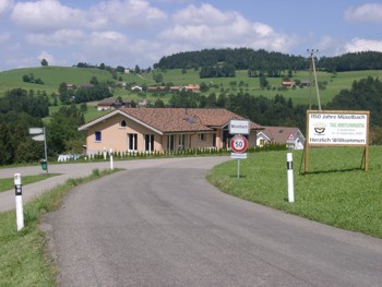 Am Ortseingang von Mselbach / Schweiz.