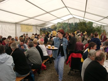 Zum Frhschoppen im Mselbacher Festzelt.