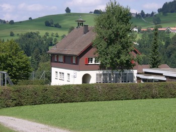 Die Primarschule und der Kindergarten vom Dorf Mselbach /Schweiz.