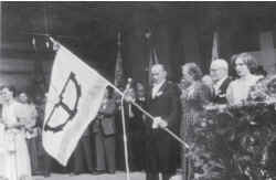 Fahnenweihe 1954, Präsident Josef Bühler entrollt die Fahne