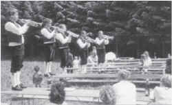 Der Musikverein Müselbach /Bregenzerwald spielt die Abschiedsmelodie auf der Wart (Müselbach /Schweiz) anlässlich vom Feldgottesdienst, 18. Juni 1989